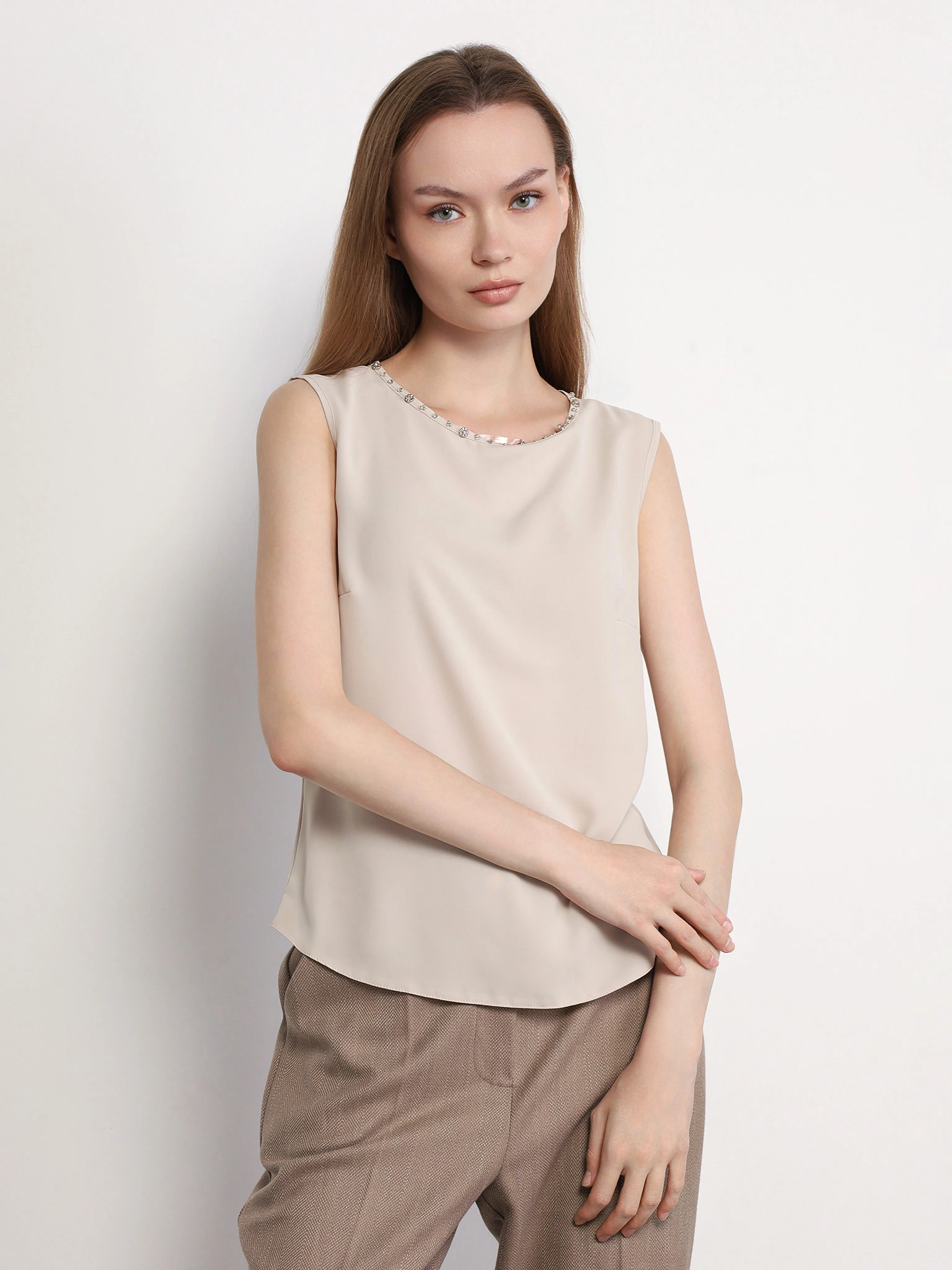 Блуза светло-бежевого цвета с цепочкой-мониль